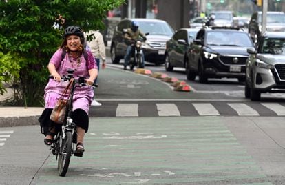 Xóchitl Gálvez va en bicicleta a registrar su candidatura para el Frente Amplio, el 4 de julio en Ciudad de México.