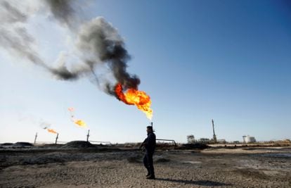 Un policía, en un campo de petróleo operado por ExxonMobil, en Basra (Irak) en 2020.