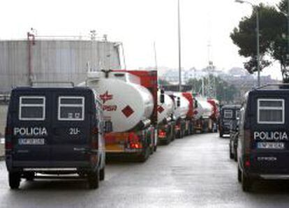 Camiones escoltados por la Policia Nacional en Tarragona en la huelga de transportistas por carretera de 2008.
