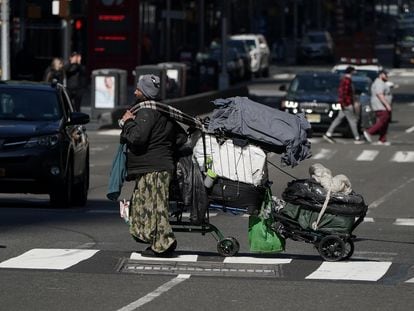 Un vagabundo cruza una de las avenidas de Manhattan, en Nueva York.