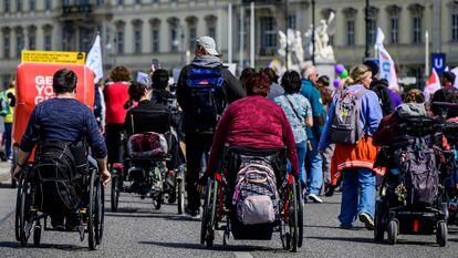 Manifestantes en silla de ruedas participan en una concentración con motivo del día europeo por la igualdad de las personas con discapacidad, en Berlín, el 5 de mayo de 2023.