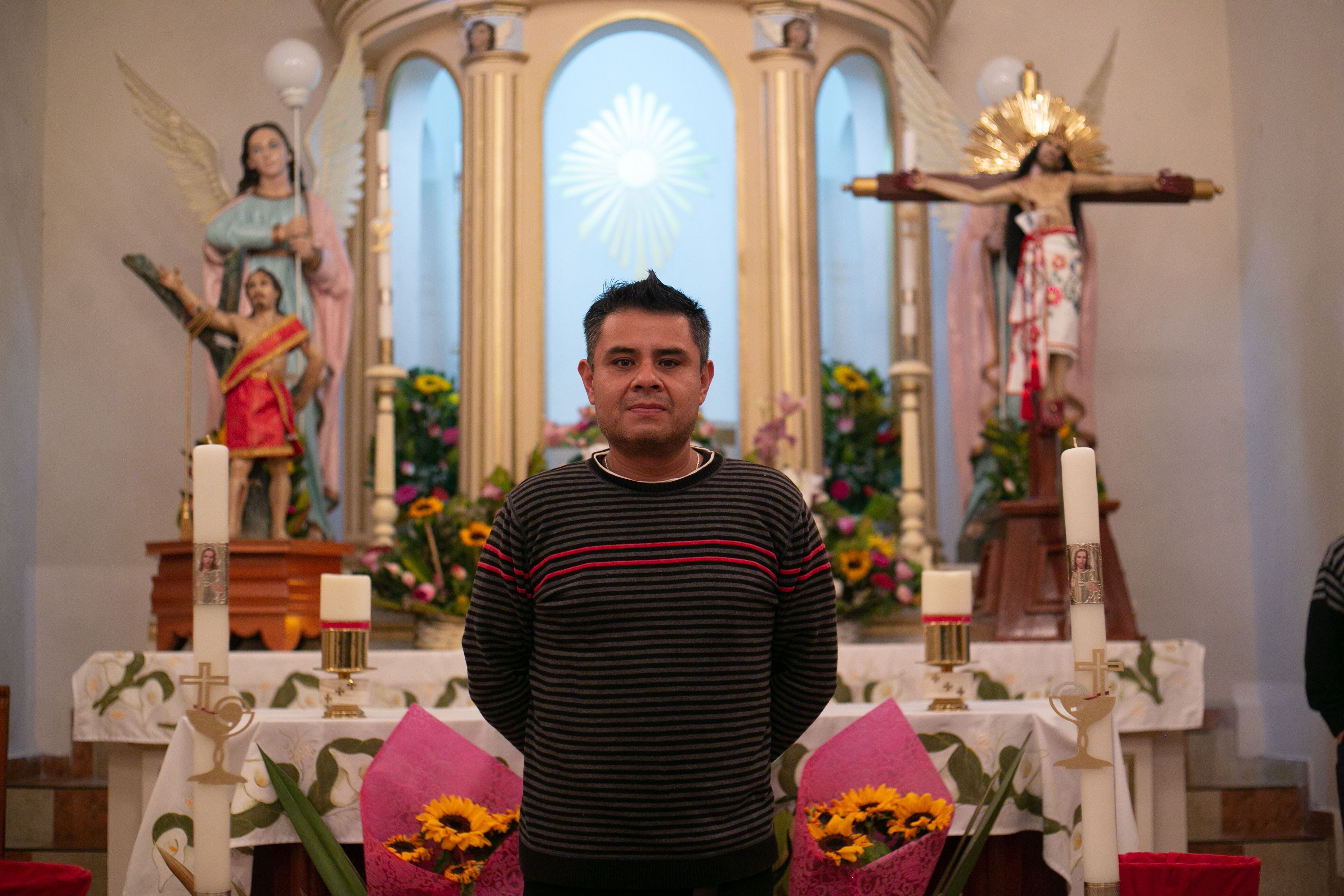 Manuel Hernández, mayordomo de la iglesia de Xoco, frente al altar.
