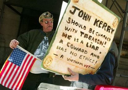 Veteranos del Vietnam cuestionan, en 2004, los méritos de John Kerry como soldado.