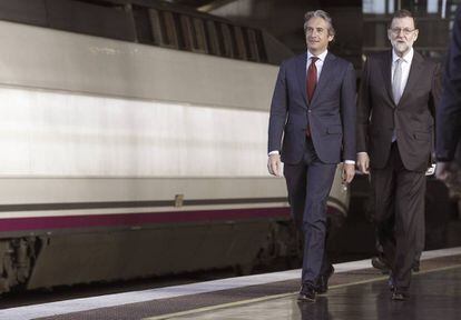 El presidente del Gobierno, Mariano Rajoy (a la derecha) y el ministro de Fomento, I&ntilde;igo de la Serna. 