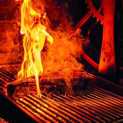 Un chuletón en las brasas del restaurante Darvaza de Barcelona.