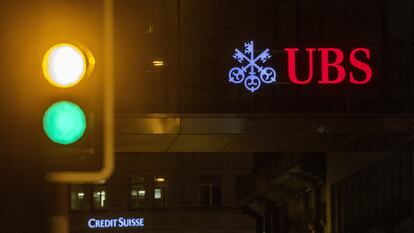 Los logos de los bancos suizos UBS y Credit Suisse en una calle de Zurich.