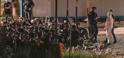 Llegada de los primeros 200 inmigrantes al campamento de Barranco Seco, en Gran Canaria, el miércoles por la noche.
