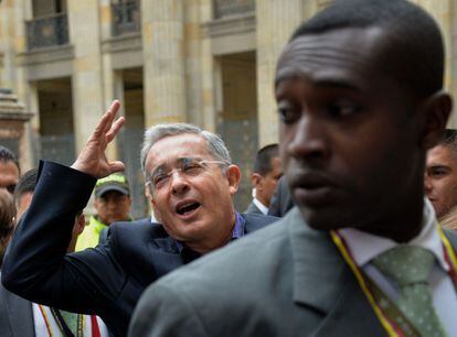 El expresidente colombiano Álvaro Uribe, que respalda la candidatura de Zuluaga, tras votar en Bogotá.