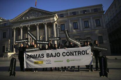 Manifestación ante el Congreso contra la venta de armas a Arabia Saudí.