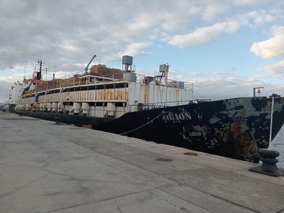 EL Orión V, amarrado en el muelle Nelson Mandela, con 4.000 kilos de cocaína, 1.750 vacas y 28 detenidos a bordo,  en el puerto de Las Palmas de Gran Canaria.