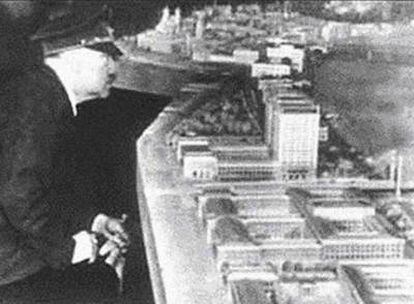 Adolf Hitler observa, en 1938, su proyecto de ciudad para Linz (Austria).