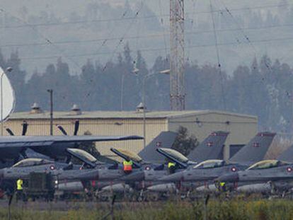 Personal de tierra trabaja en seis F-16 daneses en la base de la OTAN en Sigonella