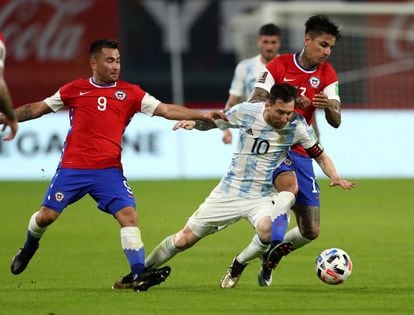 Chile cae entre dos jugadores chilenos.