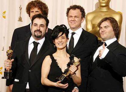 David Martí y Montse Ribé sostienen el premio Oscar que han ganado en la categoría de Mejor maquillaje por &#39;El Laberinto del Fauno&#39;