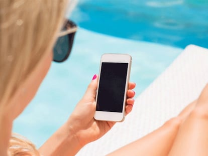 Cómo ver bajo la luz del sol nuestros mensajes de WhatsApp en la playa o la piscina