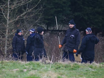 Agentes de policía rastrean este miércoles una zona de Ashford (Reino Unido) en busca de Sarah Everard.