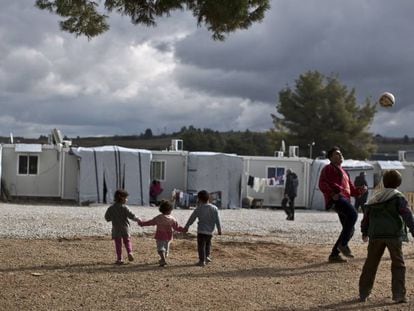 Unos niños sirios juegan al fútbol en el campo de refugiados de Ritsona, en Grecia, el pasado 21 de enero. En este país viven 62.000 solicitantes de asilo y migrantes bloqueados a causa del cierre de las fronteras con los países de los Balcanes y del pacto entre la UE y Turquía para cortar el flujo migratorio.