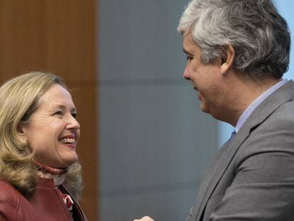 La vicepresidenta económica, Nadia Calviño, conversa con el presidente del Eurogrupo, el portugués Mário Centeno, este lunes en Bruselas. 