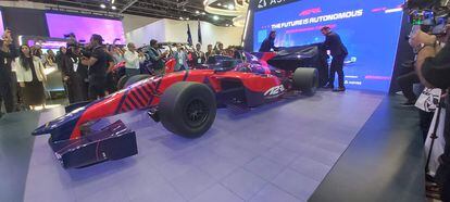 Presentación del modelo de coche de carreras sin conductor A2rl de Aspire en Dubái.