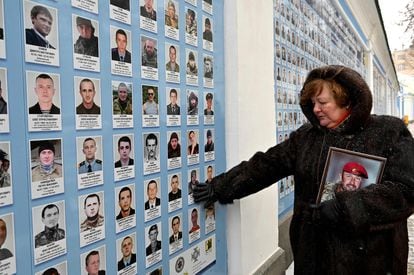 La madre de un soldado ucranio recordaba a su hijo, el viernes en un memorial del conflicto en Kiev.