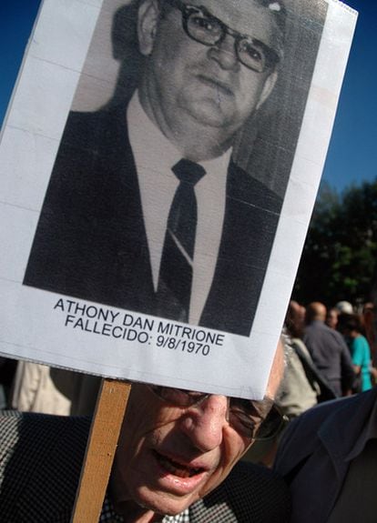 Un soldado retirado porta, durante una manifestación en recuerdo de las víctimas del MLN-Tupamaro, la fotografía del estadounidense Anthony Dan Mitrione, asesinado por esta guerrilla en los setenta.