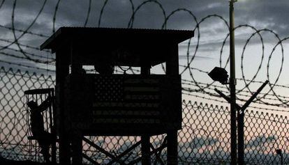 Una torre de control en la base de Guant&aacute;namo. 