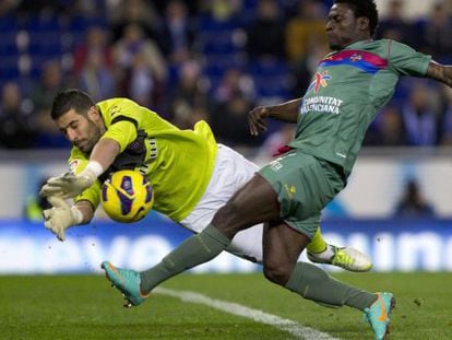 Kiko Casilla, ante Martins, del Levante.