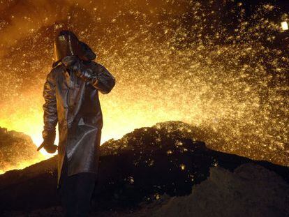 Un trabajador en una de las factorías Arcelor Mittal en Ostrava.