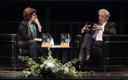 Vargas Llosa conversa con la periodista Montserrat Domínguez en la presentación de 'Cinco esquinas' en Madrid.