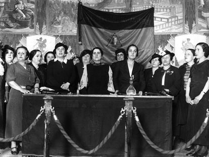 Clara Campoamor (en el centro), en un mitin de la Unión Republicana de Mujeres, el 10 de junio de 1932.