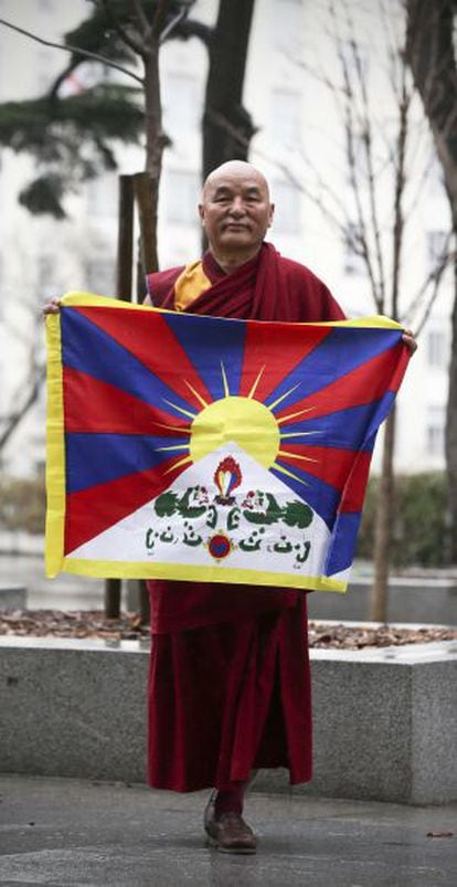 Thubten Wangchen, con la bandera tibetana, este martes en Madrid.