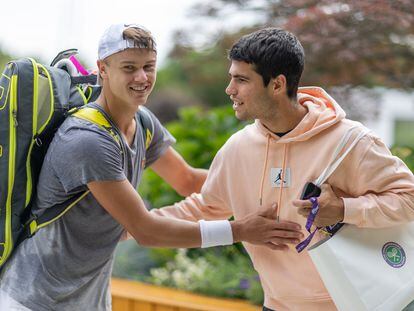 Rune y Alcaraz se saludan antes del comienzo de Wimbledon en el All England Club.