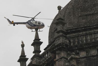 Un helicóptero de la policía sobrevuela la catedral de Santiago de Compostela.
