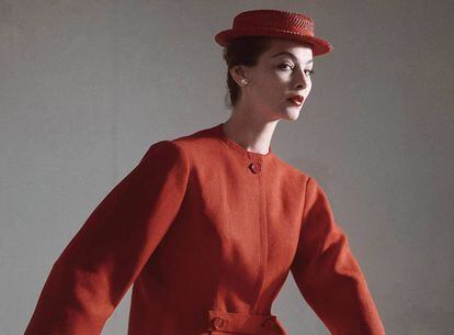 Traje rojo en lino, con sombrero y guantes de Balenciaga, fotografiado para Vogue Estados Unidos en 1952 por Horst P. Horst.