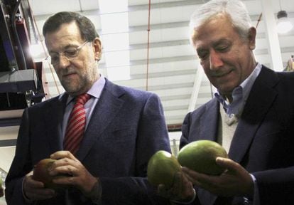 Rajoy y Arenas, en una cooperativa de V&eacute;lez M&aacute;laga.