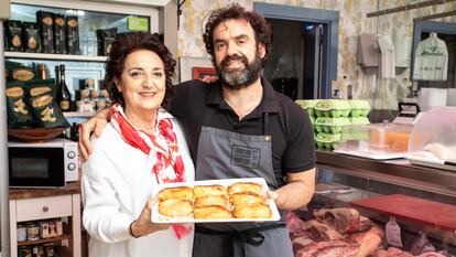 Aritza Gabiria y su madre, Jaione Aguirre, en la carnicería Gabiria (Getxo) con las mejores torrijas tradicionales del concurso nacional.