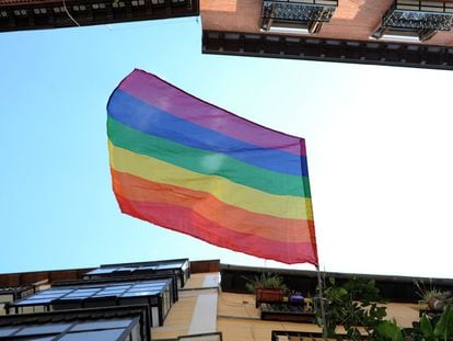 Una bandera del Orgullo Gay ondea en una calle de Madrid durante el pregón de las fiestas de la comunidad LGTBI+.