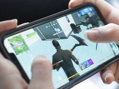 Una usuaria juega a Fortnite en un dispositivo de Apple. 