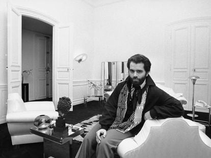 Karl Lagerfeld en su vivienda parisina en 1974.