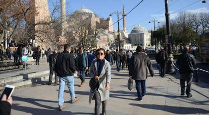 Un grupo de personas camina por el distrito de Sultanahmet, Estambul, tras las explosiones de este martes.