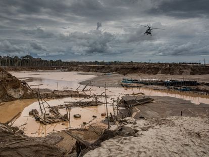 Un helicóptero policial sobrevuela una zona de minería ilegal en Madre de Dios (Perú).