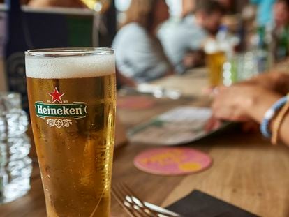 Vaso de cerveza Heineken en un bar.