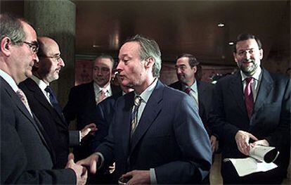 Piqué y Rajoy saludan a los empresarios que asistieron a la cita.