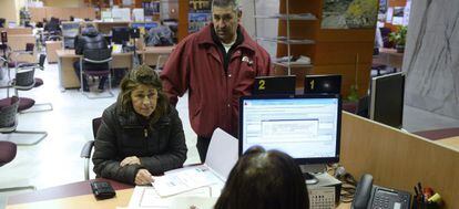 Una mujer es atendida en una oficina de empleo del ECyL de Valladolid
