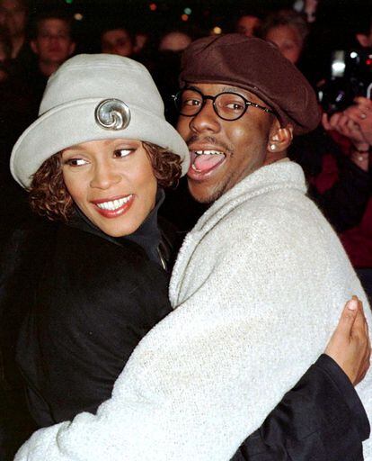 Junto a su ex marido, Bobby Brown, con el que se casó en 1992. La relación entre ambos fue siempre turbulenta y los medios han acusado a Bobby de ser el responsable de los problemas de Whitney con las drogas.