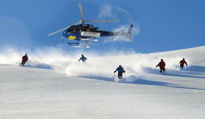 Esquiadores practicando 'heliski' en la estación de Baqueira Beret.