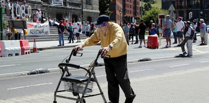 Un jubilado camina ante la concentración del movimiento de pensionistas de Bizkaia.