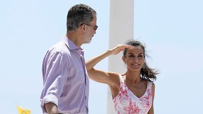 BENIDORM, SPAIN - JULY 03: King Felipe VI of Spain and Queen Letizia of Spain walk through the seafront of Levante’s beach on July 03, 2020 in Benidorm, Spain. This trip is part of a royal tour that will take King Felipe and Queen Letizia through several Spanish Autonomous Communities with the objective of supporting economic, social and cultural activity after the Coronavirus outbreak. (Photo by Carlos Alvarez/Getty Images)