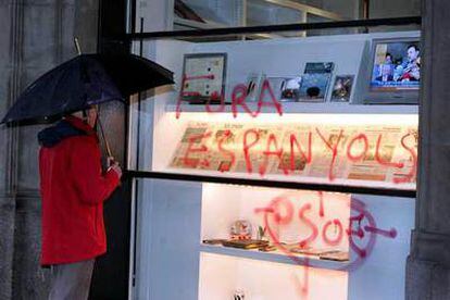 La pintada realizada la madrugada de ayer en el escaparate de EL PAÍS en Barcelona.