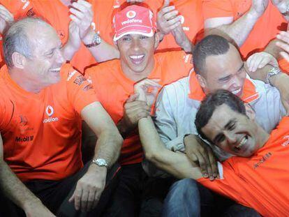 Hamilton, junto a Ron Dennis, su hermano Nick y Pedro Martínez de la Rosa.